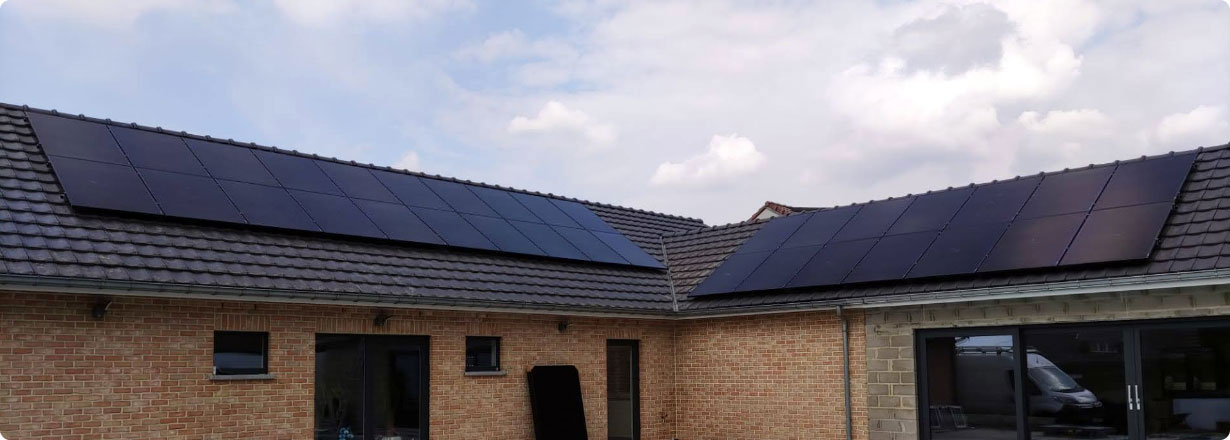 panneaux photovoltaiques sur deux toitures a versant