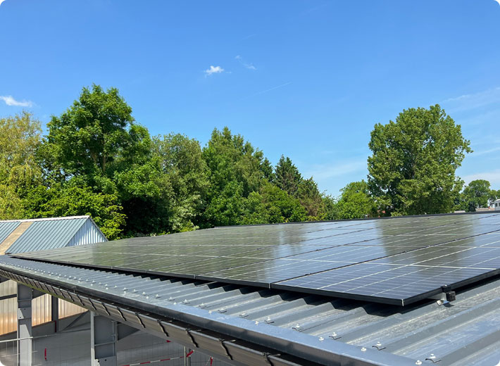 panneaux solaires places sur le toit d une entreprise