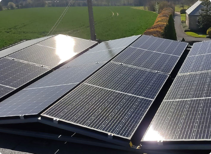 panneaux solaires sur la toiture plate d une entreprise dans la province de liege
