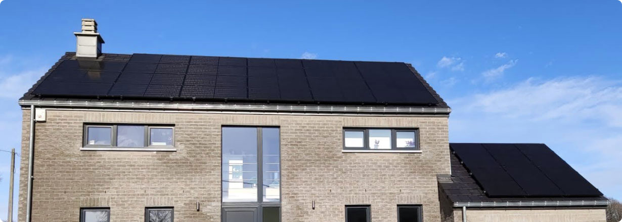 panneaux solaires photovoltaiques sur deux toitures