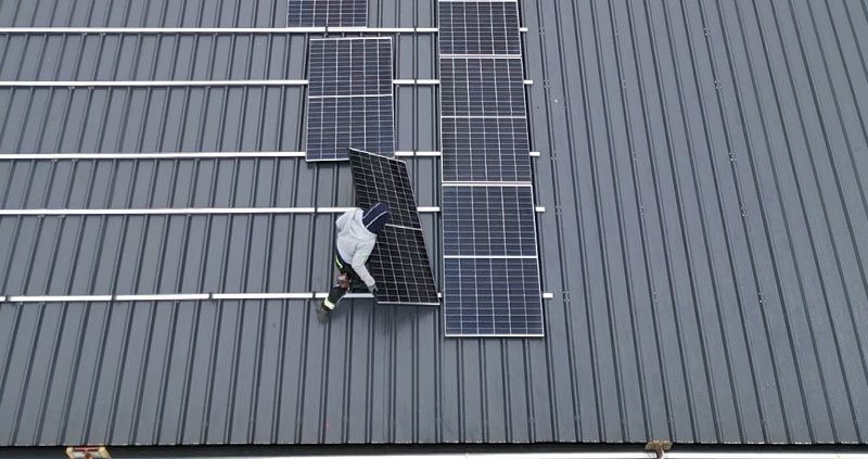 installateurs photovoltaïques pendant la pose de panneaux solaires à Nandrin près de Liège