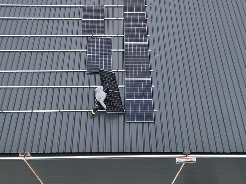 installateur entrain de poser des panneaux photovoltaïques dans la régon de Liège