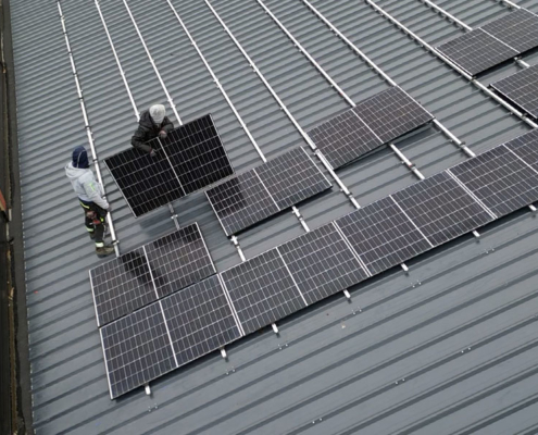 installateurs photovoltaïques pendant la pose de panneaux solaires à Nandrin près de Liège
