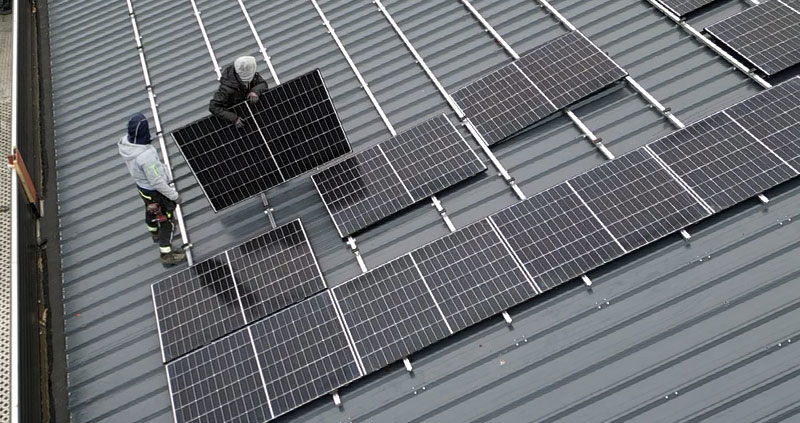 installateurs photovoltaïques pendant la pose de panneaux solaires à Nandrin près de Liège