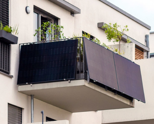 panneaux solaires plug and play sur un balcon