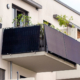 panneaux solaires plug and play sur un balcon