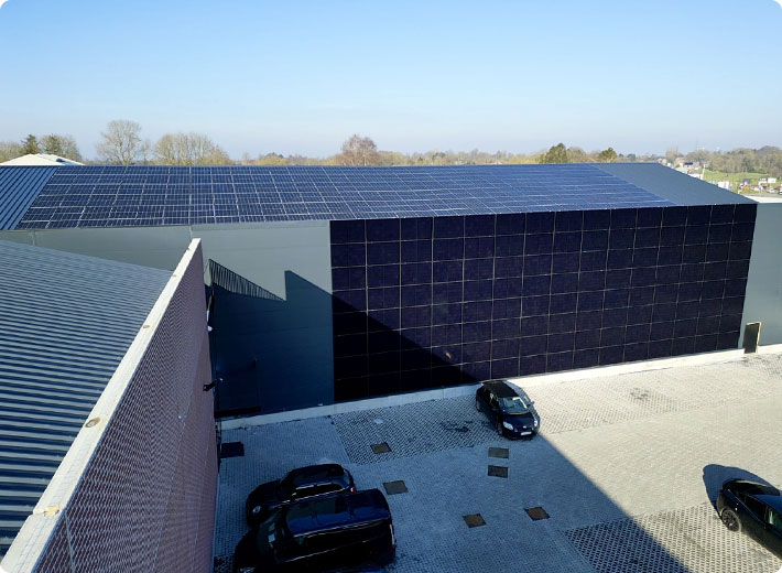 panneaux photovoltaïques installés sur le hall omnisport du club de padel de Nandrin dans la province de Liège