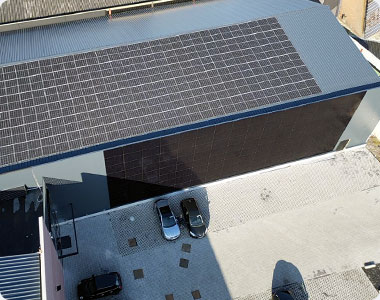 panneaux photovoltaïques installés sur le hall omnisport du club de padel de Nandrin dans la province de Liège