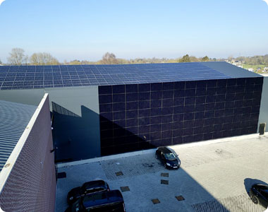 panneaux photovoltaïques installés sur le hall omnisport du club de padel de Nandrin dans la province de Liège