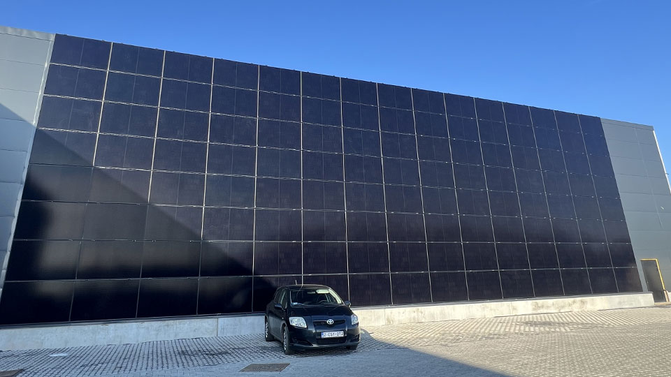 panneaux photovoltaïques sur façade au club de padel à Nandrin