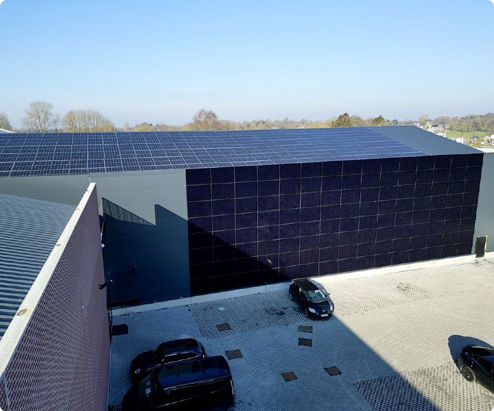 panneaux photovoltaïques installés sur le hall omnisport du club de padel de Nandrin dans la province de Liège