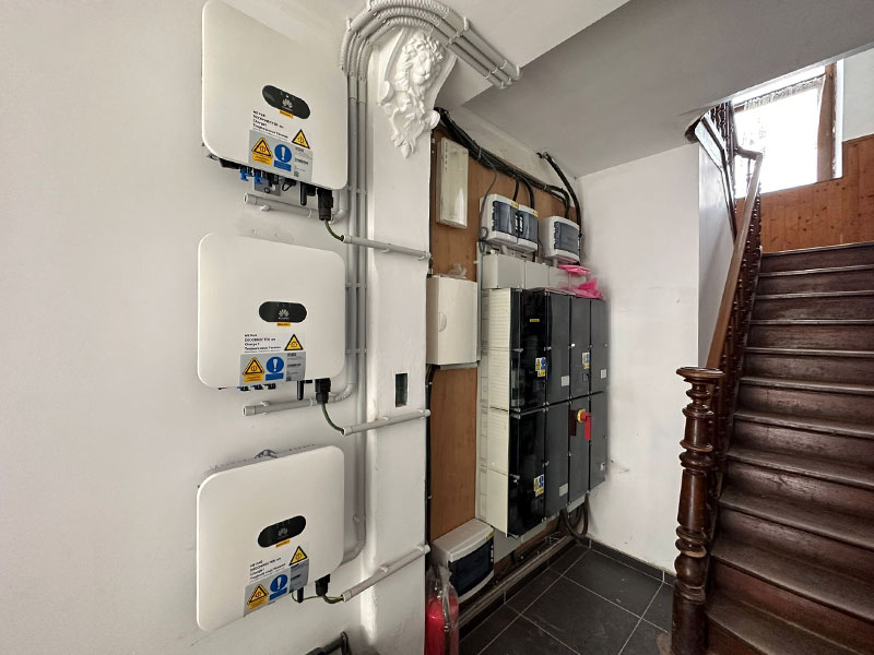 3 onduleurs Huawei Sun2000 installés dans la cage d'escalier d'une maison en province de Liège.