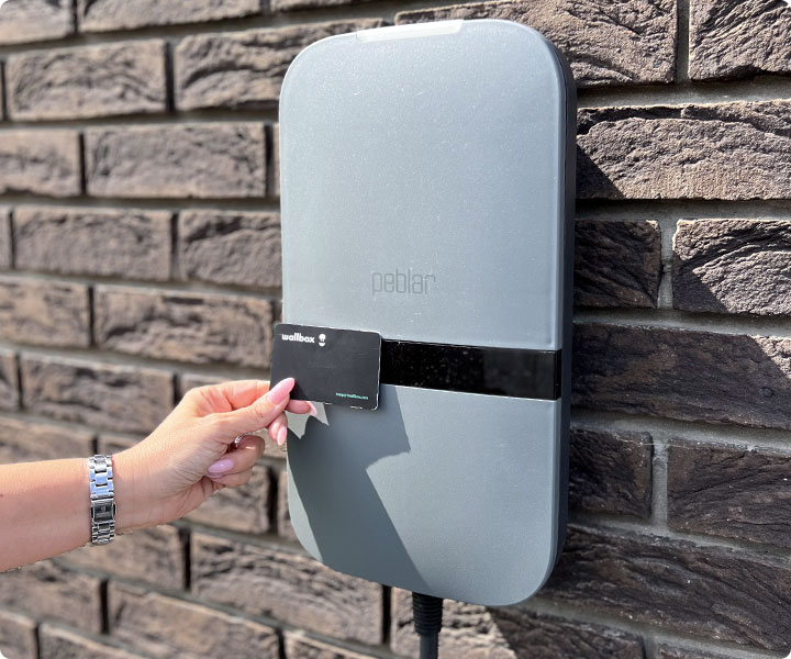 installation d'une borne de recharge Peblar avec l'utilisation d'une carte Wallbox