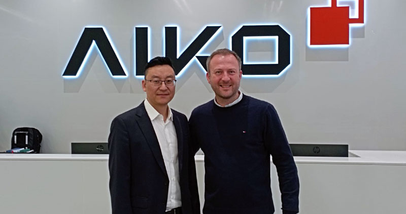 Emmanuel Rigo avec le fabricant de panneaux solaires Aiko