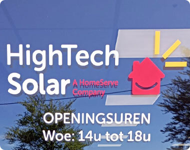 lettrage du logo High Tech Solar sur une porte vitrée 